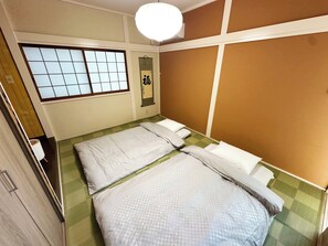 4 bedrooms, iron/ironing board, WiFi, bed sheets