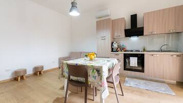 Fridge, oven, stovetop, coffee/tea maker
