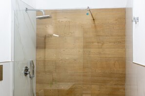 Een douche, een haardroger, handdoeken