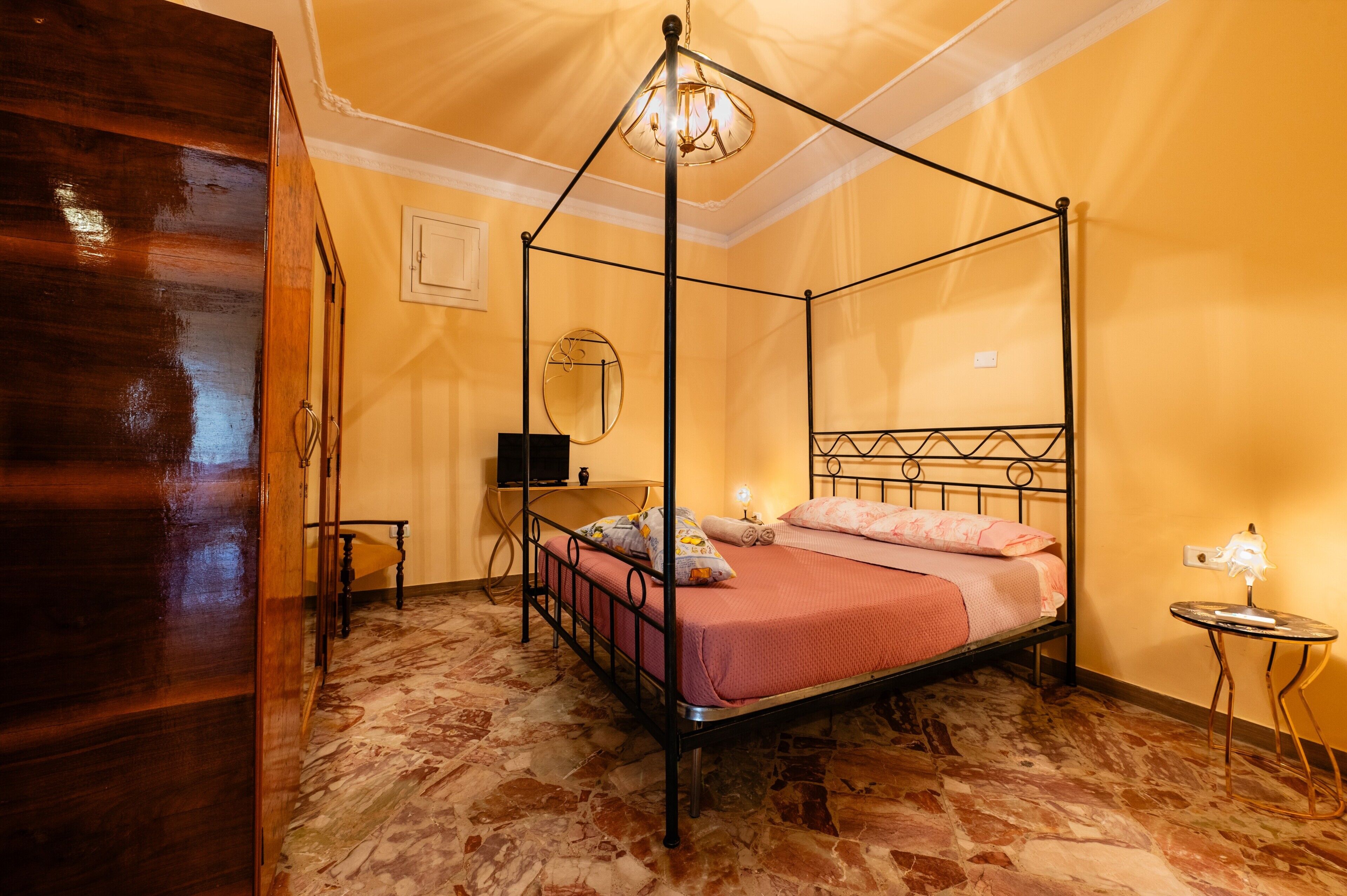 1 slaapkamer, een strijkplank/strijkijzer, wifi, beddengoed