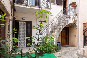 Exterior detail - Room 'U Curtigliu - Camera Familiare' with Shared Terrace, Wi-Fi and Air Conditioning (Realmonte)