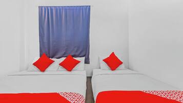 Triple Room | Meja, ruang kerja komputer riba, seterika/papan seterika, Wi-fi percuma