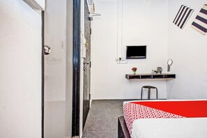 Desk, laptop workspace, iron/ironing board, free WiFi - Hotel Six Seven NearTamingSari ZZZ hotel (Malacca City)