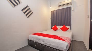 Desk, laptop workspace, iron/ironing board, free WiFi