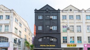 Un bâtiment sur lequel on peut lire l’inscription « HÔTEL SIX SEPT » et où figure le numéro de téléphone « 016 711 2238 ».