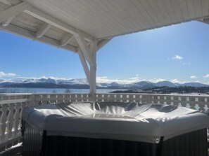 Outdoor spa tub - Centrally Located Cabin by the Sea (Nordland)