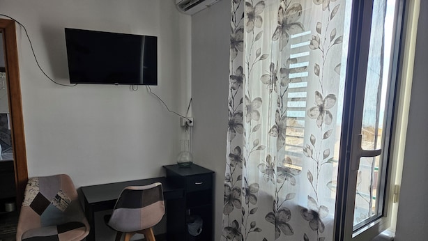 Kamar Triple Deluks, pemandangan laut | Meja kerja, ruang kerja ramah laptop, dan seprai linen