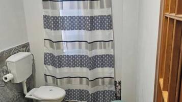 Deluxe Triple Room, Sea View | Bathroom