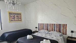 Kamar Triple Deluks, pemandangan laut | Meja kerja, ruang kerja ramah laptop, dan seprai linen