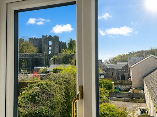 Wogan Mews - A newly renovated riverside cottage with castle views