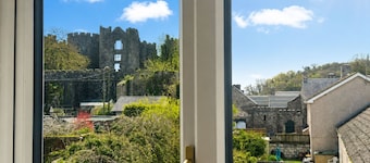 Wogan Mews - A newly renovated riverside cottage with castle views