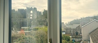 Wogan Mews - A newly renovated riverside cottage with castle views