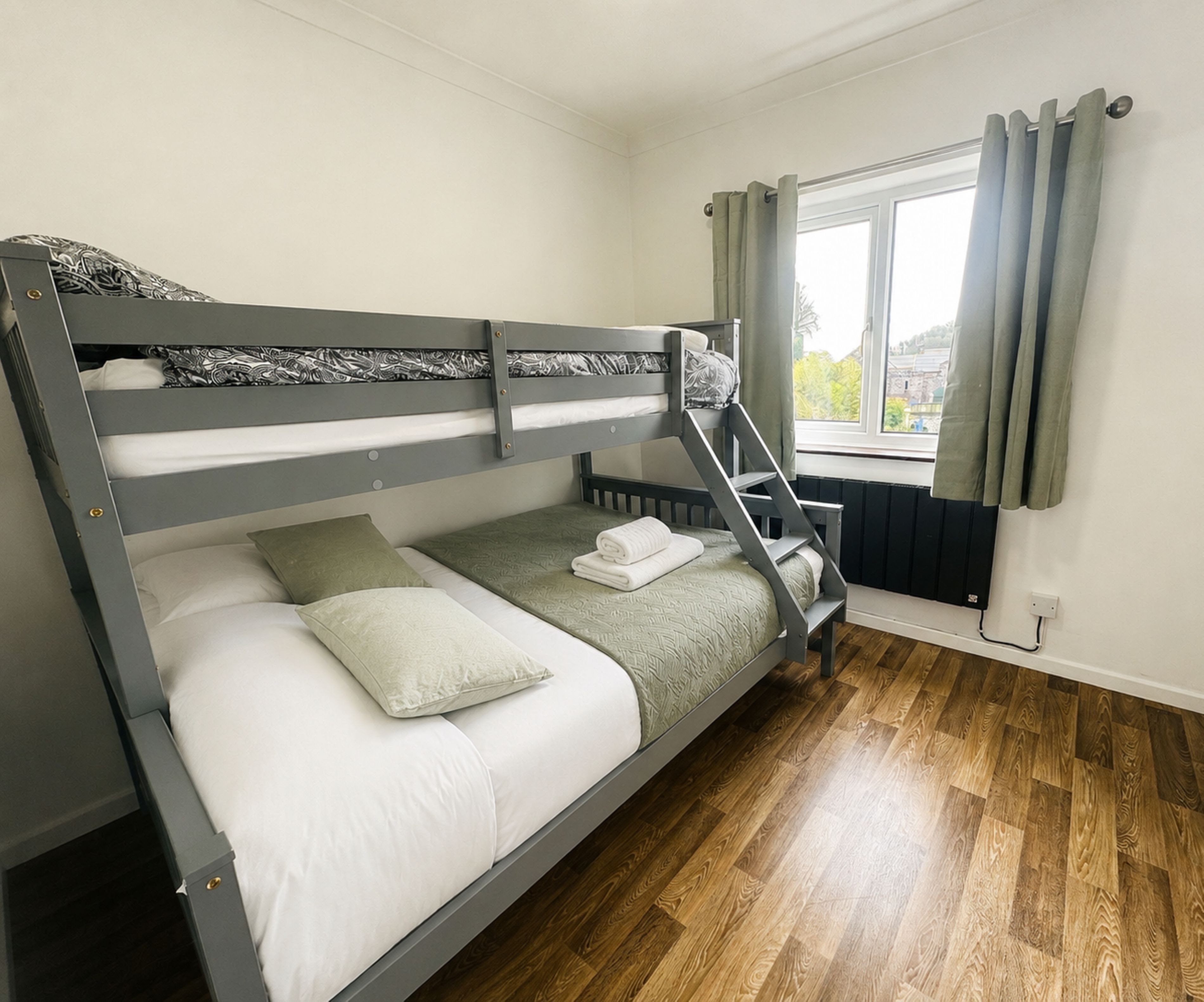 2 bedrooms, travel cot, Internet, bed sheets