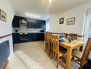 Dining - Wogan Mews - A newly renovated riverside cottage with castle views (Laugharne)