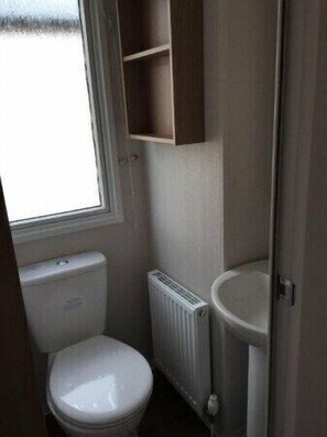 Shower - Berwick Holiday Park - Holiday Accommodation 4088 (Berwick-upon-Tweed)