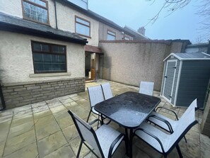 Outdoor dining - House Sleeps 9 With Garden and Parking (Bradford)