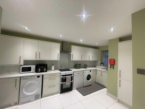 Private kitchen - House Sleeps 9 With Garden and Parking (Bradford)