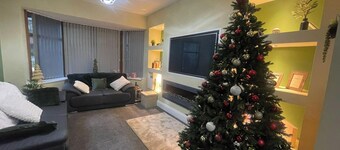 House Sleeps 9 With Garden and Parking