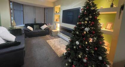 House Sleeps 9 With Garden and Parking