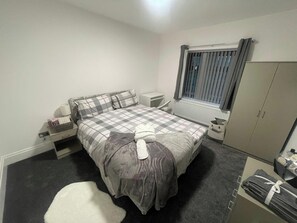 Room - House Sleeps 9 With Garden and Parking (Bradford)