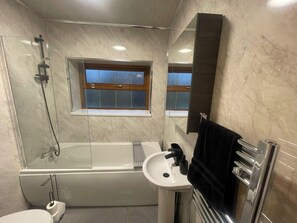 Bañera con ducha, bañera profunda, toallas