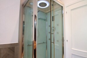 Shower, bidet, towels - CV018 - Milano Marittima, elegant three-room apartment with jacuzzi (Milano Marittima)