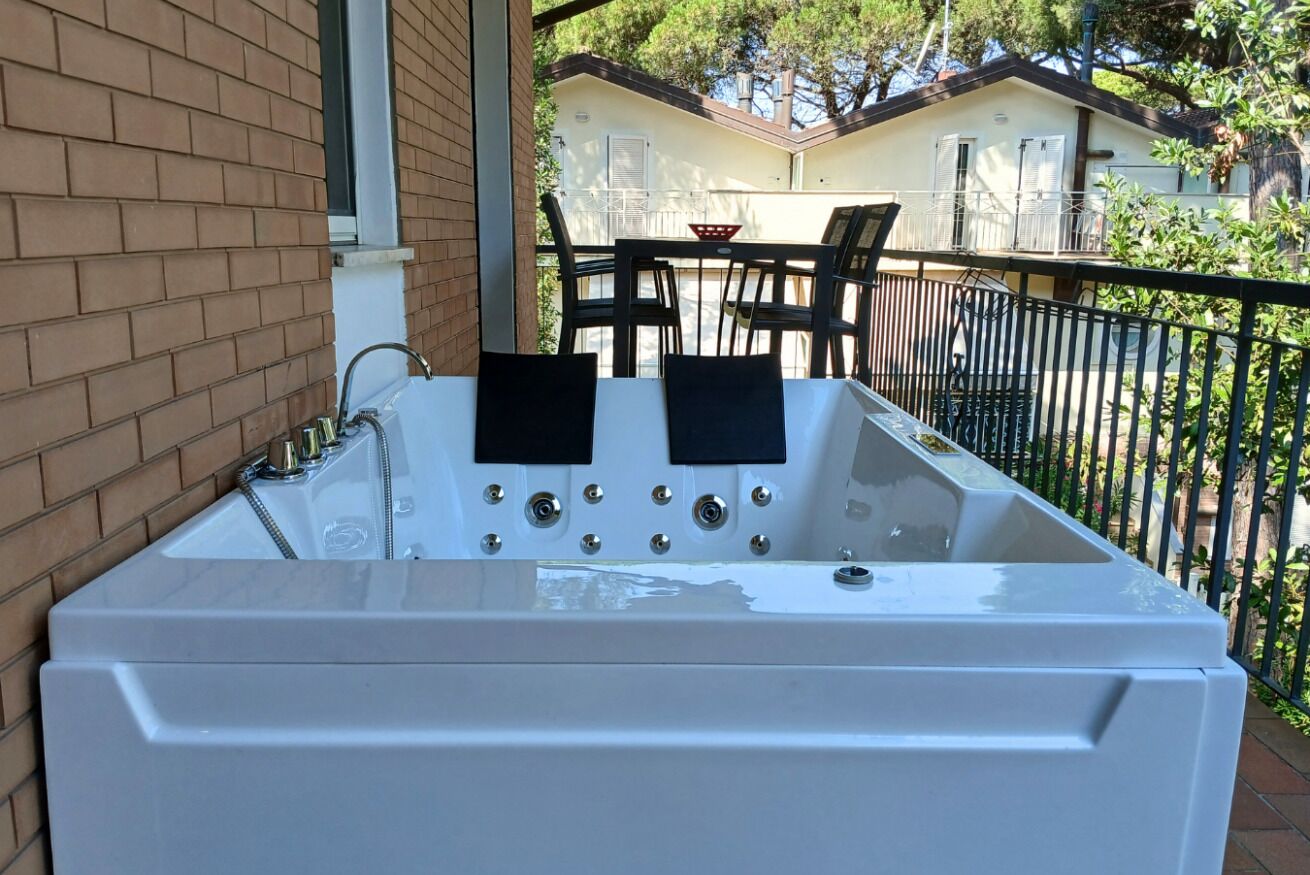 Outdoor spa tub