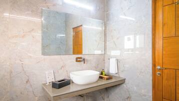 Deluxe Villa, Balcony, Hill View | Bathroom