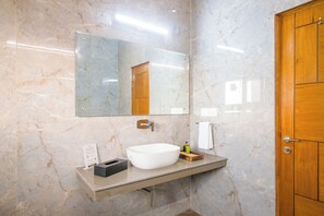 ดีลักซ์วิลล่า, ระเบียง, วิวภูเขา | ห้องน้ำ