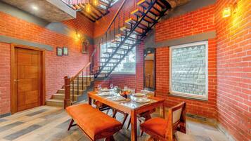 Deluxe Villa, Balcony, Hill View | Dining