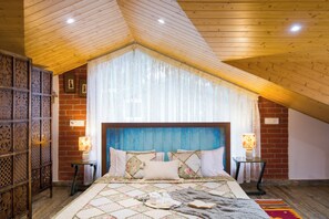 Deluxe-Villa, Balkon, Hügelblick | Bügeleisen/Bügelbrett, kostenloses WLAN