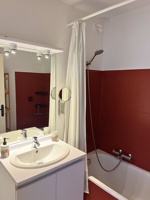 Hair dryer, towels, soap, toilet paper - Cocoon for two with large terrace & view - Golfe de Saint-Tropez (La Croix-Valmer)