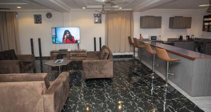 3-bedroom apartment in lovely Bolgatanga with AC, full kitchen and free parking