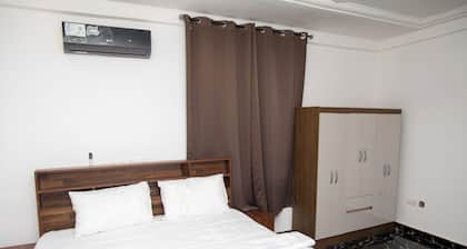 3-bedroom apartment in lovely Bolgatanga with AC, full kitchen and free parking