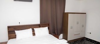 3-bedroom apartment in lovely Bolgatanga with AC, full kitchen and free parking