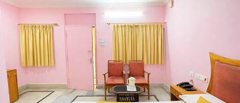 Hypo-allergenic bedding, desk, soundproofing, free WiFi