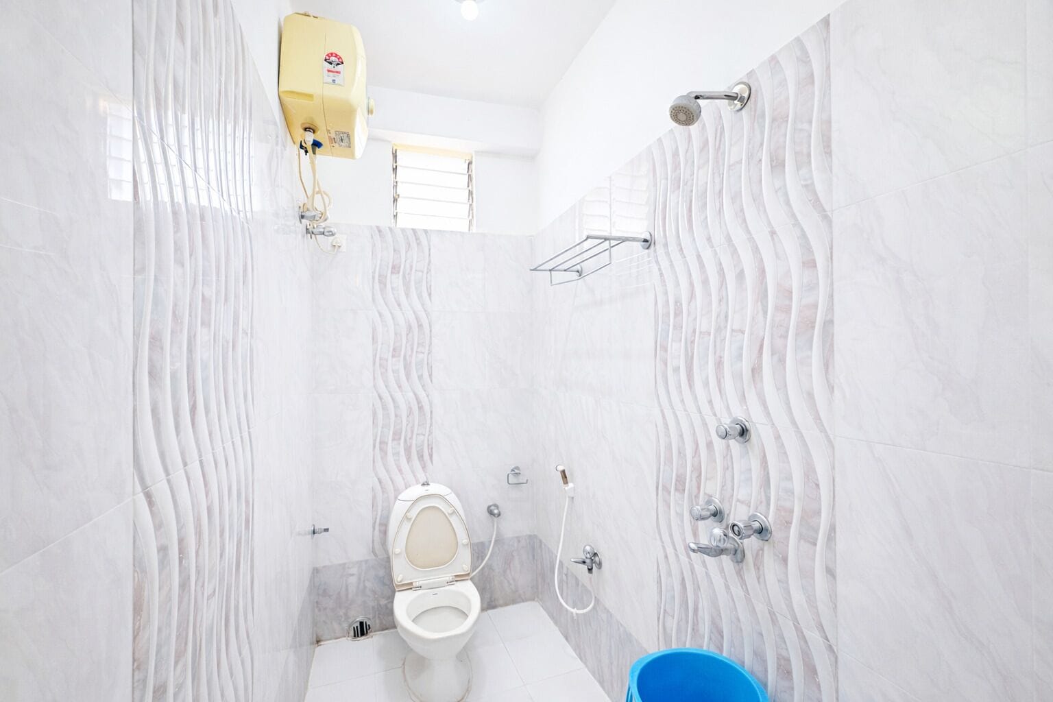 Ducha, cabezal de ducha tipo lluvia, pantuflas, toallas