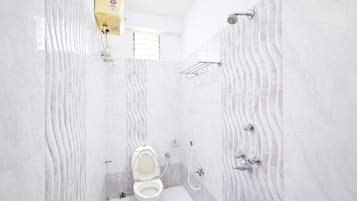 Ducha, cabezal de ducha tipo lluvia, pantuflas, toallas
