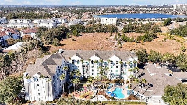 Ein mehrstöckiges Hotel mit Swimmingpool und Blick auf die Umgebung.