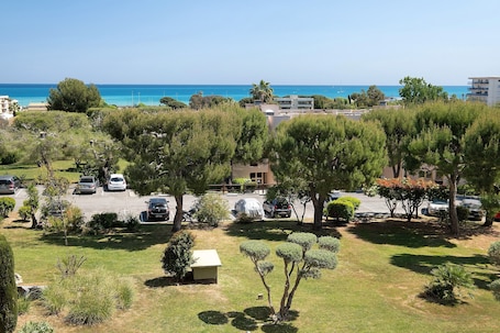 Parco della struttura. Appartamento La Louisiane 3P Vista Mare, Piscina, Terrazza e Balcone Privati
