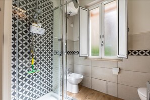 Een douche, een haardroger, handdoeken
