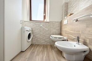 Ducha, bidé y toallas