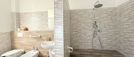 Ducha, bidet, toallas