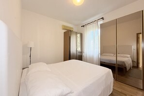 Room - SE224 - Senigallia, spacious and bright apartment with garden (Senigallia)