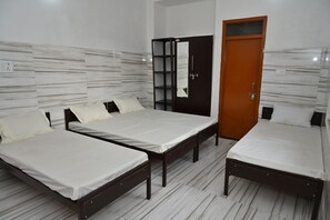Room - Cozy 1-bedroom hotel in welcoming Sindhlas with AC (Sindhlas)