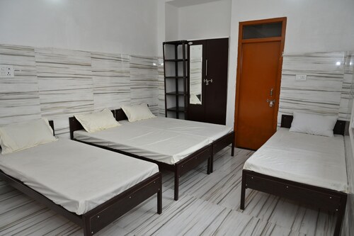 Cozy 1-bedroom hotel in welcoming Sindhlas with AC