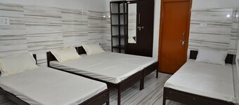 Cozy 1-bedroom hotel in welcoming Sindhlas with AC