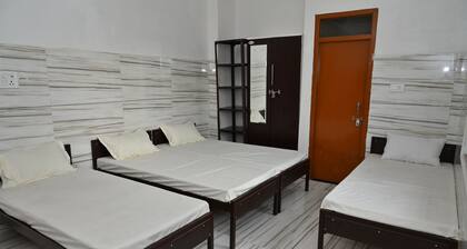 Cozy 1-bedroom hotel in welcoming Sindhlas with AC