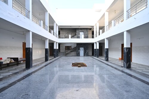 Cozy 1-bedroom hotel in welcoming Sindhlas with AC