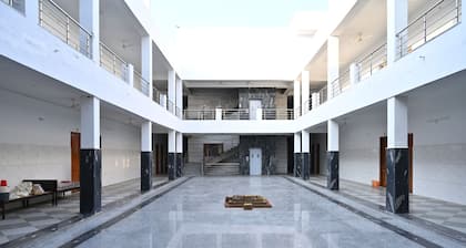 Cozy 1-bedroom hotel in welcoming Sindhlas with AC